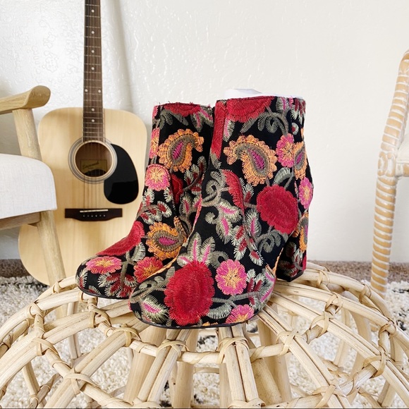 MIA Shoes - MIA FLORAL/FLOWERED EMBROIDERED BOOTS 7